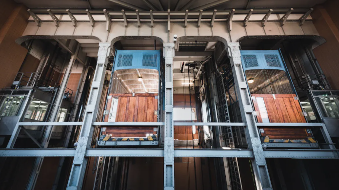 Comparando dimensões do elevador de frete em edifícios comerciais e residenciais